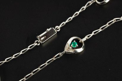 Bracelet chaînette en or gris, orné de trois...