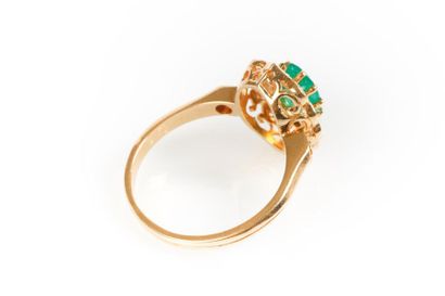 Bague en or sertie d'une émeraude ovale Colombie...