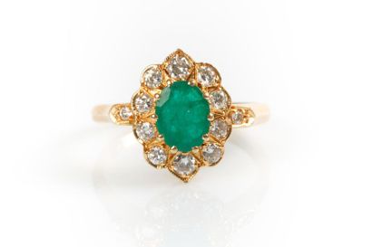 Bague en or sertie d'une émeraude ovale Colombie...