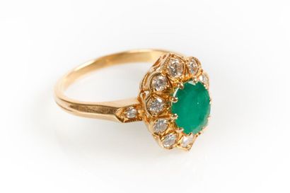Bague en or sertie d'une émeraude ovale Colombie...