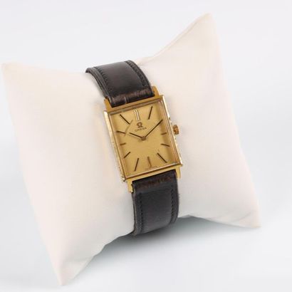 OMEGA. Montre rectangulaire d'homme en plaqué...