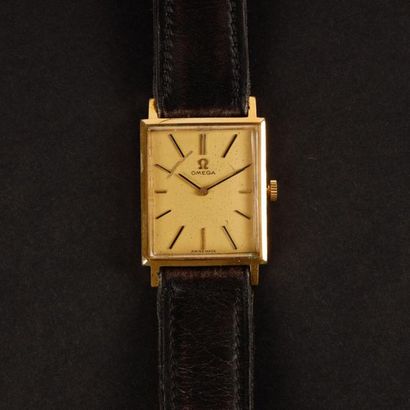 OMEGA. Montre rectangulaire d'homme en plaqué...