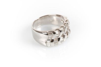 Bague en or blanc en serti 