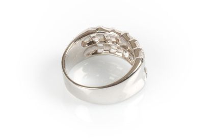 Bague en or blanc en serti 