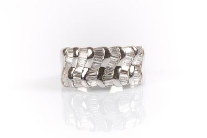 Bague en or blanc en serti 