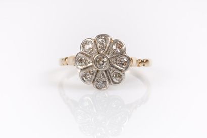 Bague marguerite en or de deux tons sertie...