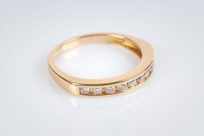 Demi alliance en or rail sertie de diamants...
