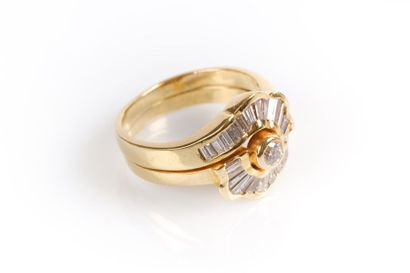 Bague en or double anneau centrée en clos...
