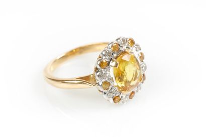 Bague marguerite en or de deux tons sertie...