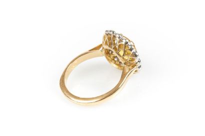 Bague marguerite en or de deux tons sertie...