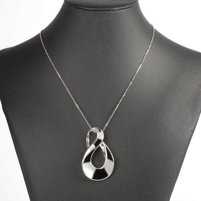 Pendentif en argent massif sur sa chaine...