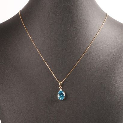 Pendentif en or sertie d'une topaze ovale...