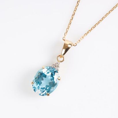 Pendentif en or sertie d'une topaze ovale...