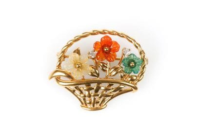Broche en or et pierres gravées figurant...