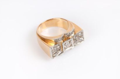Importante bague tank en or de deux tons...