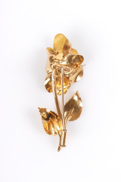 Broche en or rose en forme de rose. Années...
