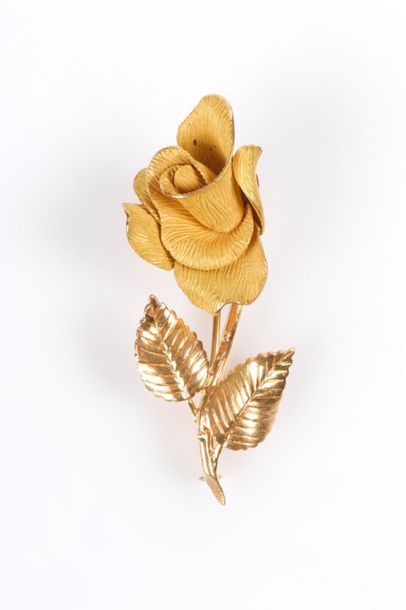 Broche en or rose en forme de rose. Années...