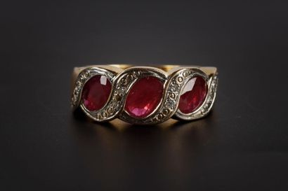 Bague jonc en or de deux tons sertie de trois...