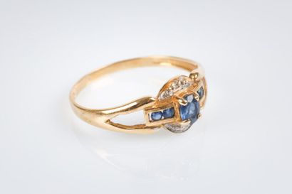 Bague en or sertie d'un saphir ovale dans...
