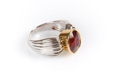 Bague en or de deux tons soutenant en clos...