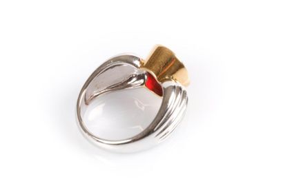 Bague en or de deux tons soutenant en clos...