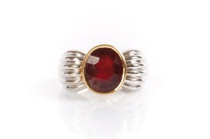 Bague en or de deux tons soutenant en clos...