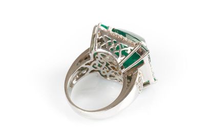Importante bague en or blanc sertie 4 griffes...