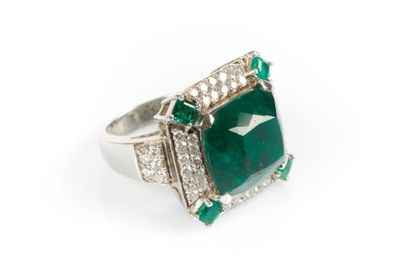 Importante bague en or blanc sertie 4 griffes...