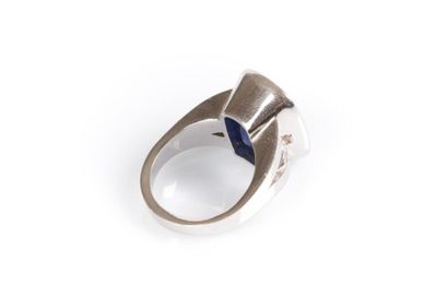Bague en or blanc sertie d'un important saphir...