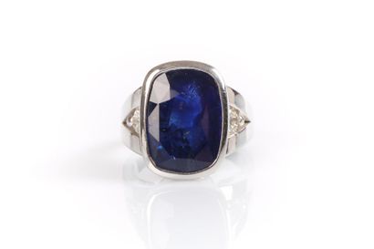 Bague en or blanc sertie d'un important saphir...