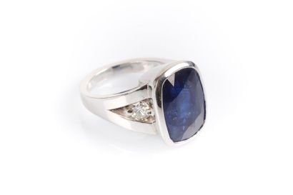 Bague en or blanc sertie d'un important saphir...