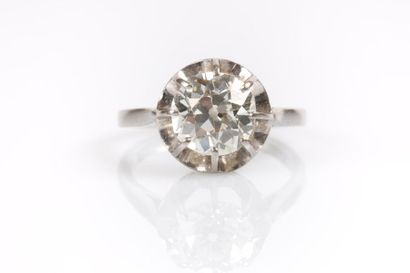 Bague en platine sertie d'un diamant rond...