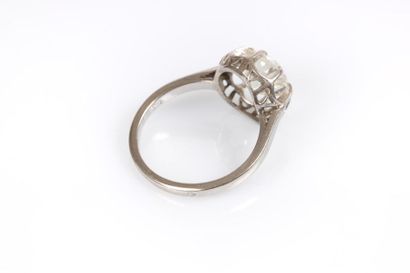 Bague en platine sertie d'un diamant rond...