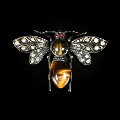 Broche en argent en forme de cigale sertie...