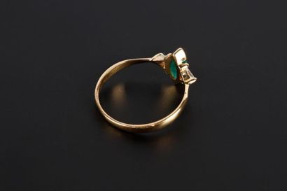 Bague en or sertie d'une émeraude navette...