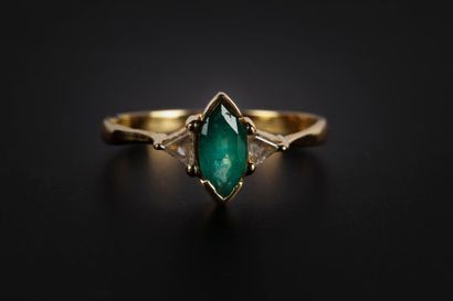 Bague en or sertie d'une émeraude navette...