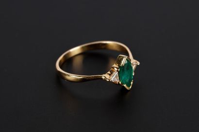 Bague en or sertie d'une émeraude navette...