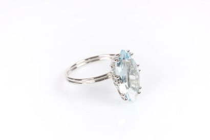 Bague en or gris sertie d'une aigue-marine...