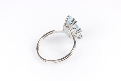 Bague en or gris sertie d'une aigue-marine...