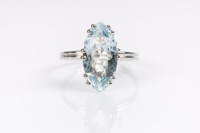 Bague en or gris sertie d'une aigue-marine...
