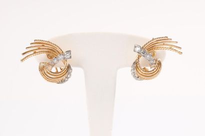 Paire de clips d'oreilles tourbillon en or...