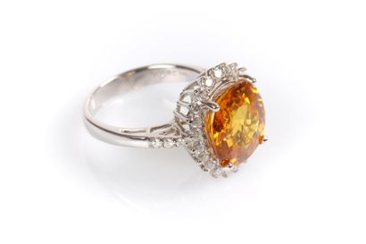 Bague en or gris sertie d'un saphir jaune...