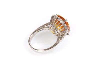 Bague en or gris sertie d'un saphir jaune...