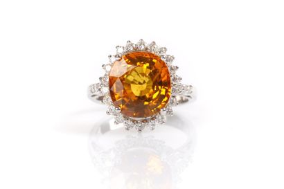 Bague en or gris sertie d'un saphir jaune...