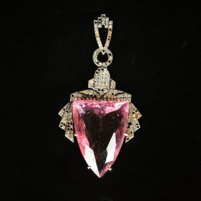 Grand pendentif en argent serti d'une importante...