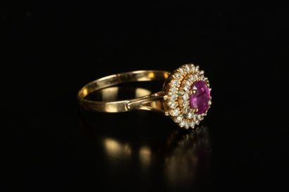 Bague en or sertie d'un rubis ovale pesant...