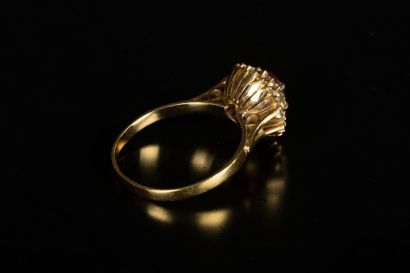 Bague en or sertie d'un rubis ovale pesant...