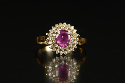 Bague en or sertie d'un rubis ovale pesant...