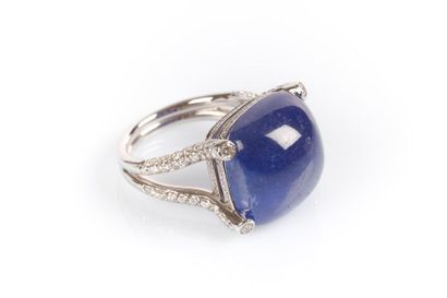 Bague en or blanc ornée d'une importante...