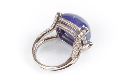 Bague en or blanc ornée d'une importante...